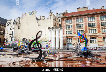 La fontaine Stravinsky est une fontaine publique située à proximité du centre Pompidou avec 16 sculptures représentant des œuvres d'Igor Stravinsky compositeur Banque D'Images