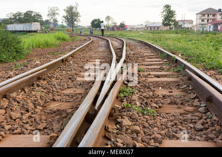 Lugazi, en Ouganda. 17 mai 2017. Une voie de chemin de fer dans les régions rurales de l'Ouganda. Un homme qui marche le long de celle-ci. Banque D'Images