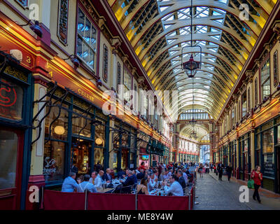 Leadenhall Market London - City travailleurs jouissent de la nourriture et des boissons dans le quartier historique de Leadenhall Market de Londres au coeur de la ville de Londres domaine financier. Banque D'Images