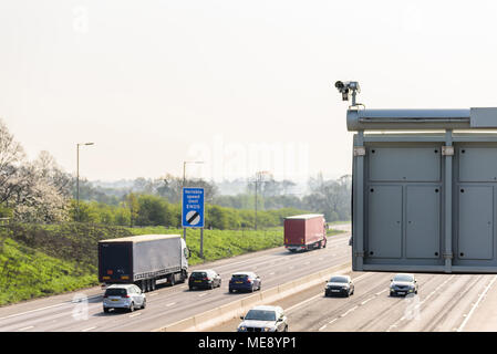 Journée ensoleillée sur le trafic autoroutier britannique avec caméra de surveillance sur le premier plan. Banque D'Images