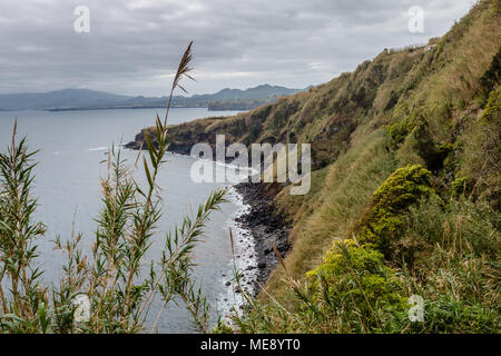 L'autre par la ville de Mosteiros sur l'île de Sao Miguel. Sao Miguel fait partie de l'archipel des Açores et l'océan Atlantique. Le Portugal. Banque D'Images