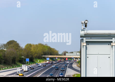 Journée ensoleillée sur le trafic autoroutier britannique avec caméra de surveillance sur le premier plan. Banque D'Images