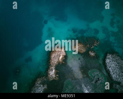 C'est un drone abattu du lac doxa en Grèce. L'eau avait cette combinaison de couleur turquoise, vert et créé des modèles intéressants. Banque D'Images