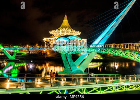 Darul Hana pont ou pont d'or sur la rivière Sarawak à la nuit dans la ville de Kuching, Sarawak, Malaisie île de Bornéo Banque D'Images