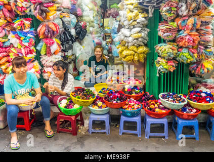 Shop plein de marchandises produisant de l'artisanat, dans les marchés à Ho Chi Minh City, Vietnam. Banque D'Images