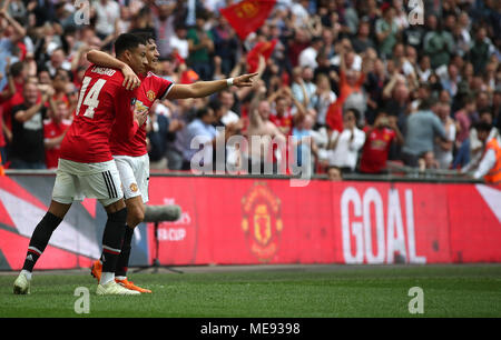 Manchester United, Alexis Sanchez (à droite) célèbre marquant son but premier du côté du jeu avec son coéquipier Jesse Lingard (à gauche) au cours de la Unis FA Cup demi-finale au stade de Wembley, Londres. Banque D'Images