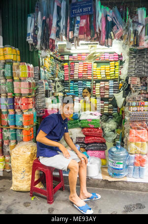 Shop plein de marchandises produisant de l'artisanat, dans les marchés à Ho Chi Minh City, Vietnam. Banque D'Images