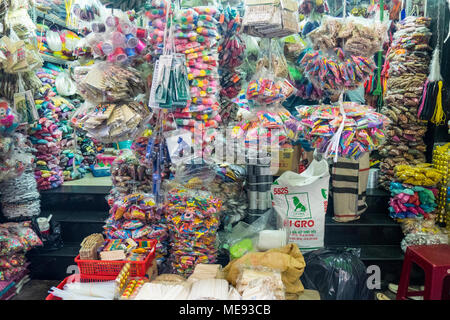 Shop plein de marchandises produisant de l'artisanat, dans les marchés à Ho Chi Minh City, Vietnam. Banque D'Images