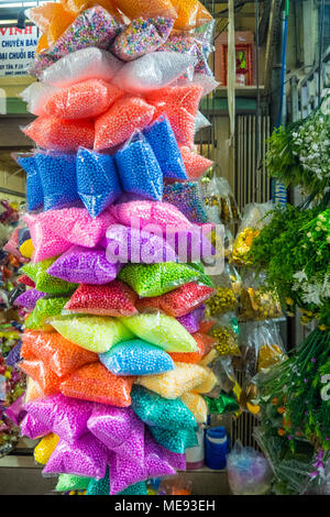 Shop plein de marchandises produisant de l'artisanat, dans les marchés à Ho Chi Minh City, Vietnam. Banque D'Images