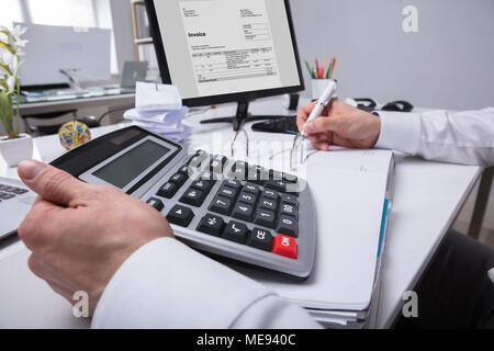 Close-up de l'homme d'affaires Le calcul de la main de Bill avec la calculatrice Banque D'Images