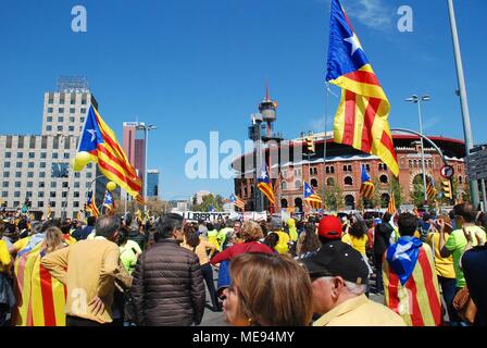 Les Catalans prendre part à la Llibertat Presos mars politique à l'appui des hommes politiques emprisonnés à Placa Espanya à Barcelone, Espagne le 15 avril 2018. Banque D'Images