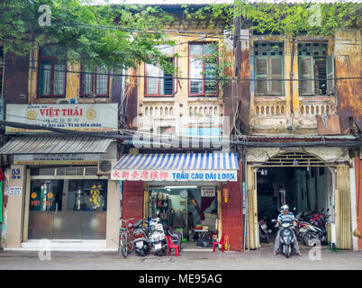 Aperçu de façade d'une maison-boutique colonial français à Ho Chi Minh Ville, Vietnam Banque D'Images