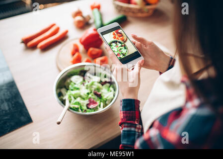 Femme photo d'une salade de légumes cuisson sur la cuisine. Alimentation nourriture frais de préparation. Femme prépare le dîner romantique pour son mari Banque D'Images