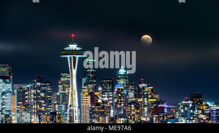 La pleine lune se lève au-dessus de Seattle skyline, comme vu par nuit à partir de Kerry Park. Banque D'Images