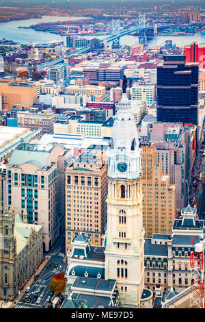 La ville de Philadelphie de l'antenne avec le tour de l'Hôtel de ville au premier plan Ben Franklin et pont enjambant la rivière Delaware dans l'arrière Banque D'Images