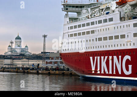 Ferry de la Viking Line à quai dans le port d'Helsinki vue arrière de la cathédrale luthérienne d'Helsinki Helsinki Finlande Banque D'Images
