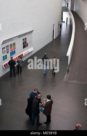 L'intérieur au Musée d'art contemporain Kiasma, Helsinki, Finlande. (Kiasma construit 1993-1998) est un musée d'art contemporain situé sur l'Avenue Mannerheimintie C Banque D'Images