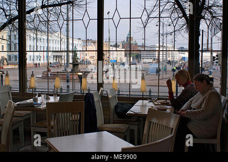 À l'intérieur restaurant Kappeli, Helsinki, Finlande. Un couple de manger au restaurant Havis Amanda, l'un des plus prestigieux de Helsinki Finlande Banque D'Images