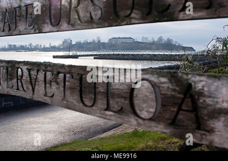 Promenade à côté de Cafe Ursula, Helsinki, Finlande. Ursula la terrasse du café est l'un des plus recherchés après ville, est situé près de l'ancien parc Kaivopuis Banque D'Images