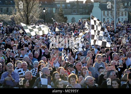 St Mirren fans cheering durant la parade du gagnant par Paisley. Banque D'Images