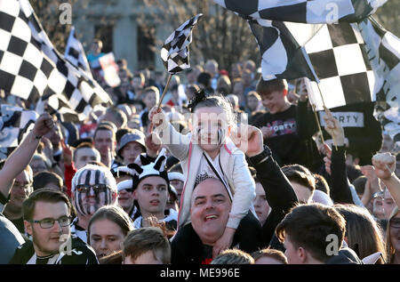 St Mirren fans cheering durant la parade du gagnant par Paisley. Banque D'Images