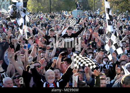 St Mirren fans cheering durant la parade du gagnant par Paisley. Banque D'Images