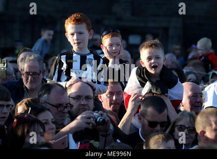 St Mirren fans cheering durant la parade du gagnant par Paisley. Banque D'Images