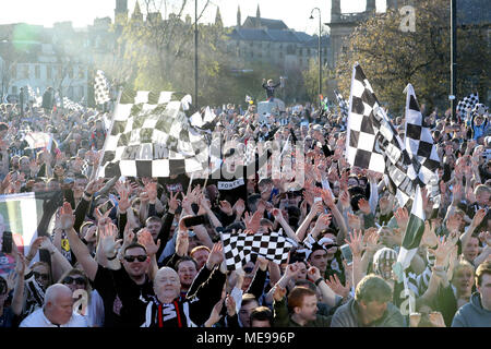 St Mirren fans cheering durant la parade du gagnant par Paisley. Banque D'Images