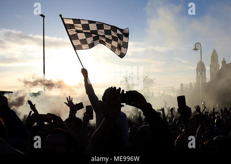 St Mirren fans cheering durant la parade du gagnant par Paisley. Banque D'Images