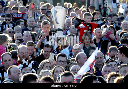 St Mirren fans cheering durant la parade du gagnant par Paisley. Banque D'Images