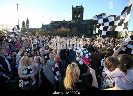 St Mirren fans cheering durant la parade du gagnant par Paisley. Banque D'Images