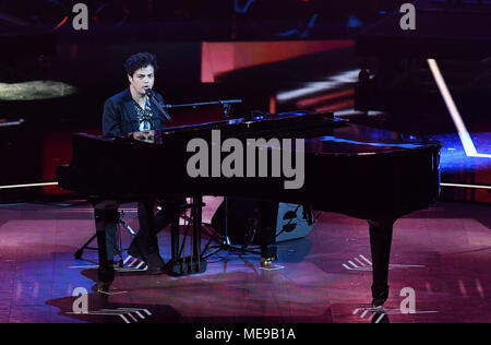 Jamie Cullum effectue au Royal Albert Hall à Londres au cours d'un concert de stars pour célébrer le 92e anniversaire de la Reine. Banque D'Images