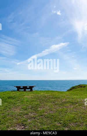 Audience à Jialulan bay, sur l'océan avec une destination populaire vue sur l'océan, plage de rochers, ciel bleu et l'océan Pacifique, le comté de Taitung, Taïwan Banque D'Images