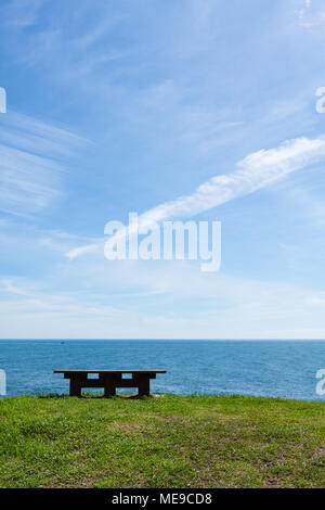 Audience à Jialulan bay, sur l'océan avec une destination populaire vue sur l'océan, plage de rochers, ciel bleu et l'océan Pacifique, le comté de Taitung, Taïwan Banque D'Images