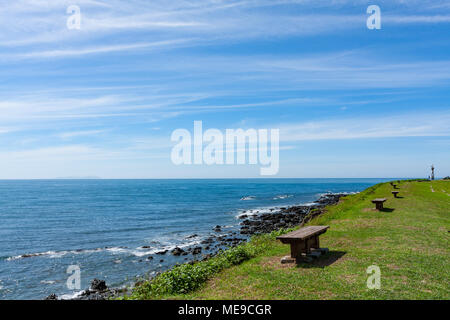 Bancs à Jialulan bay, sur l'océan avec une destination populaire vue sur l'océan, plage de rochers, ciel bleu et l'océan Pacifique, le comté de Taitung, Taïwan Banque D'Images