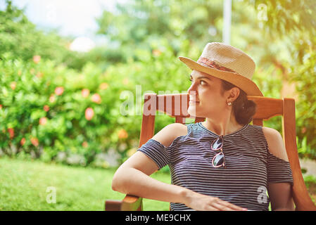 Portrait de jeune femme au chapeau vert sur fond d'été ensoleillé. Fille look sur le côté Banque D'Images