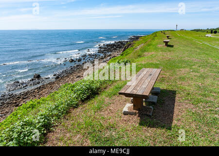 Bancs à Jialulan bay, sur l'océan avec une destination populaire vue sur l'océan, plage de rochers, ciel bleu et l'océan Pacifique, le comté de Taitung, Taïwan Banque D'Images