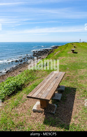 Bancs à Jialulan bay, sur l'océan avec une destination populaire vue sur l'océan, plage de rochers, ciel bleu et l'océan Pacifique, le comté de Taitung, Taïwan Banque D'Images