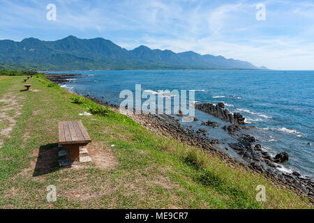 Bancs à Jialulan bay, sur l'océan avec une destination populaire vue sur l'océan, plage de rochers avec Dulan montagne en arrière-plan, Taitung, Taïwan Banque D'Images