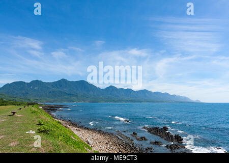 Jialulan bay, sur l'océan avec une destination populaire vue sur l'océan, plage de rochers, ciel bleu avec en toile de fond la montagne Dulan, Taitung, Taïwan Banque D'Images