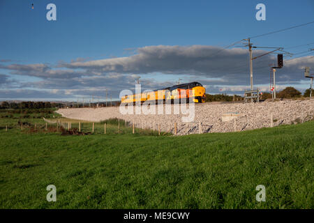 Une locomotive classe 37 Railfreight Colas sur la ligne principale de la côte ouest avec un réseau de surveillance de l'infrastructure ferroviaire train Banque D'Images