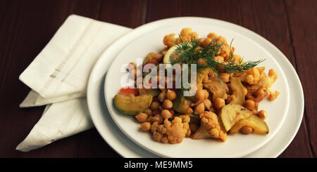 Ragoût de légumes avec les pois chiches, le chou-fleur et les choux. L'alimentation biologique. Plat végétalien. Une cuisine européenne. Déjeuner végétarien. Grande photo. Close up. Banque D'Images