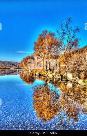 Salon du Loch Ness, en Ecosse. Vue d'automne artistique du Loch Tarff. Banque D'Images