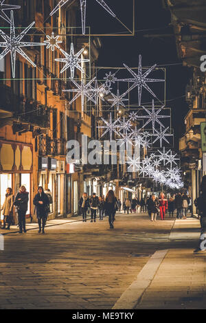 Étoile de Noël dans la Strada Nuova - Pavia - Italie Banque D'Images