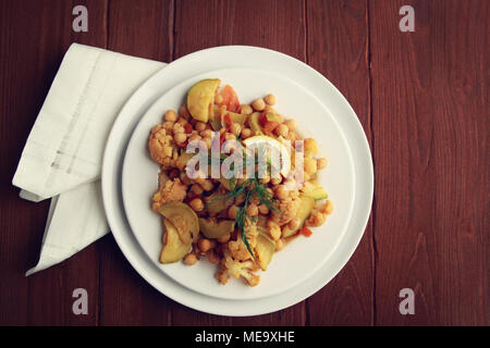 Ragoût de légumes avec les pois chiches, le chou-fleur et les choux. L'alimentation biologique. Plat végétalien. Une cuisine européenne. Déjeuner végétarien. Tonique photo. Close up. Vue d'en haut Banque D'Images