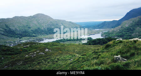 Lac et collines vertes. Une vue panoramique d'un Kerry montagnes et ses environs dans le comté de Kerry. Effet d'âge. Paysage le long de l'Anneau du Kerry. Irelan Banque D'Images