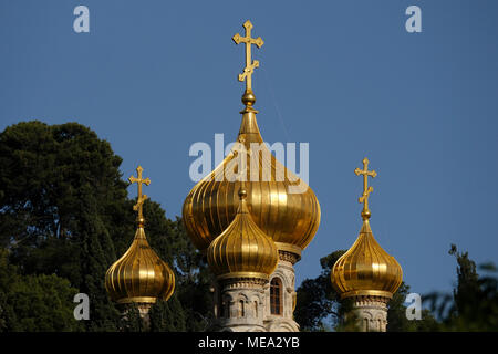 Les dômes en oignon doré du couvent et l'Église orthodoxe russe de Sainte Marie Madeleine ou Maria Magdalena construite en 1886 par le Tsar Alexandre III pour honorer sa mère, l'Impératrice Maria Alexandrovna de Russie sur le mont des Oliviers à Jérusalem Israël Banque D'Images