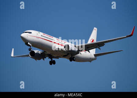 Air Algerie Boeing 737 avion de ligne à réaction arrivant à l'aéroport de Londres Heathrow, Royaume-Uni, dans un ciel bleu. Boeing 737-800 7T-VKR Banque D'Images