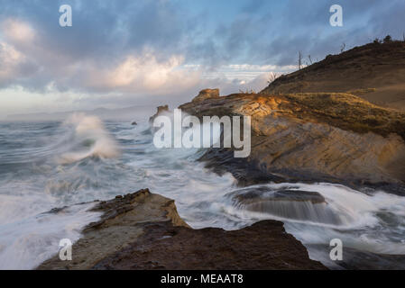 Les vagues s'écraser sur les falaises de grès du Cape Kiwanda - Pacific City, Oregon USA Banque D'Images