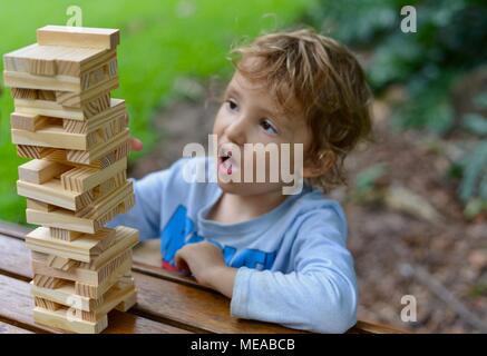 Mignon enfant jouant avec des blocs de construction et le développement de la motricité fine et de la résolution de problèmes, Townsville QLD, Australie Banque D'Images